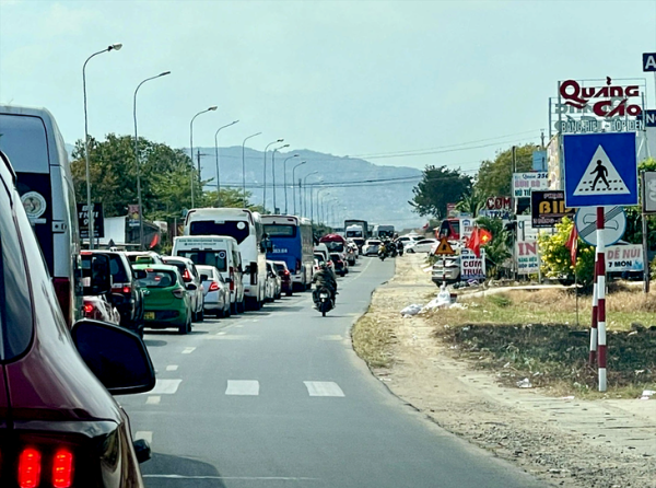 Đóng cao tốc Phan Thiết - Dầu Giây tại nút giao Ba Bàu, quốc lộ 1 qua Bình Thuận kẹt dài