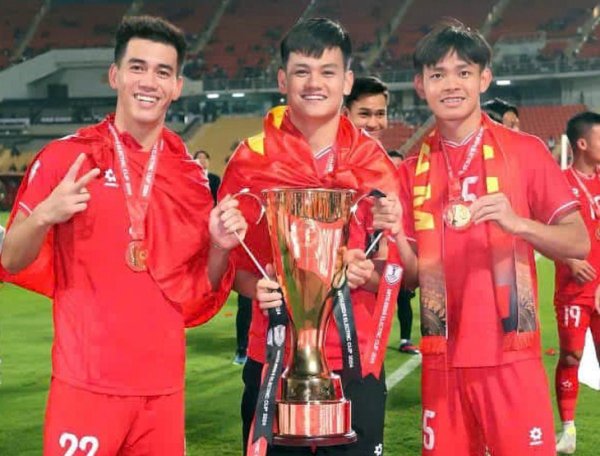 Trụ cột U22 Việt Nam tại SEA Games 33 tặng quà Tết cho bà con nghèo